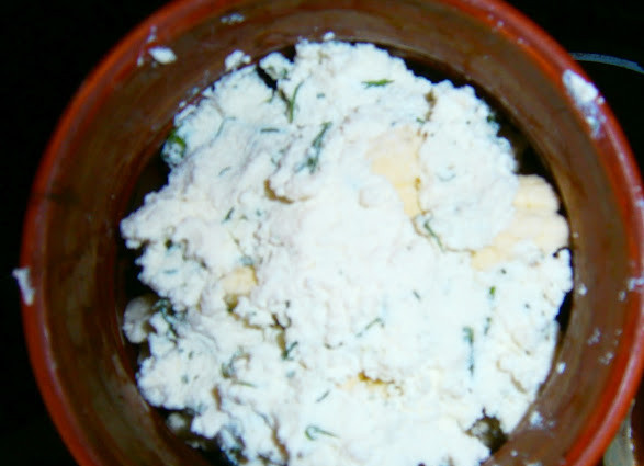 1. Этап. Цветная капуста с творогом: 6. Выкладываем творог поверх капусты и отправляем формочки или горшочки в духовку. Запекаем при температуре 190 градусов около 25 минут.