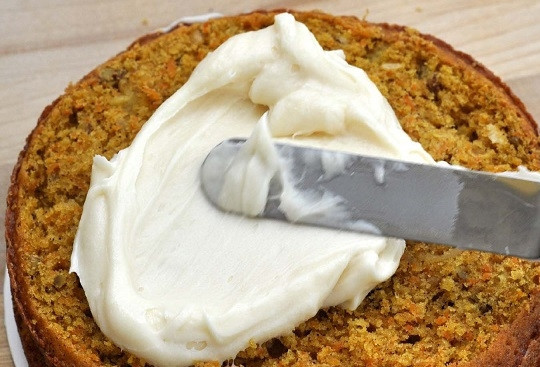 1. Этап. Морковный торт простой: 7. Взбейте крем-сыр с сахарной пудрой и сливками. Перемажьте коржи.