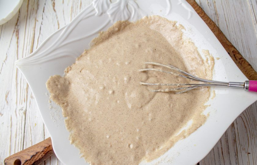 1. Этап. Миндальный пирог со сливами: Перемешайте до однородного, гладкого теста.