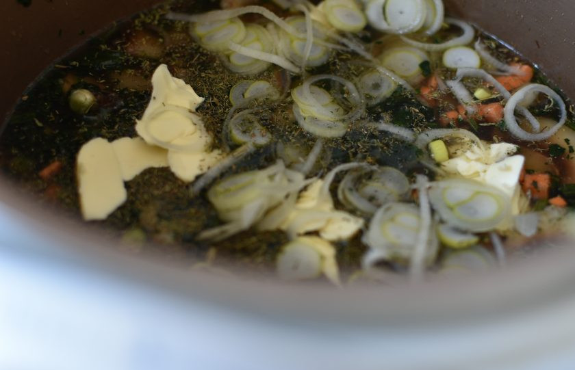 1. Этап. Рис с грибами, овощами и шпинатом: Посыпьте сверху тонко нарезанный порей и разложите кусочки масла. Добавьте немного тимьяна.