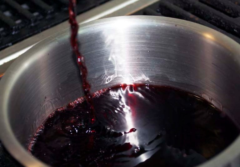 1. Этап. Медальоны из телятины: Далее мы наливаем вино в кастрюльку и ставим ее на огонь.