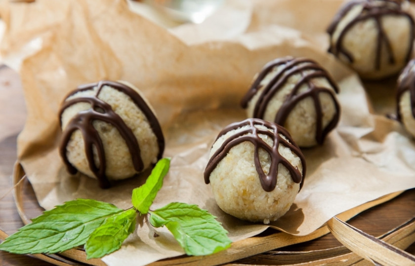 1. Этап. Домашние шарики Баунти (Bounty): Шарики украсьте шоколадом. Райское наслаждение готово, можно пробовать!