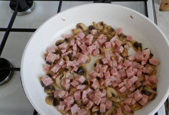 1. Этап. Макароны с ветчиной и грибами: Потом добавляем ветчину, обжариваем еще минут 5-7.