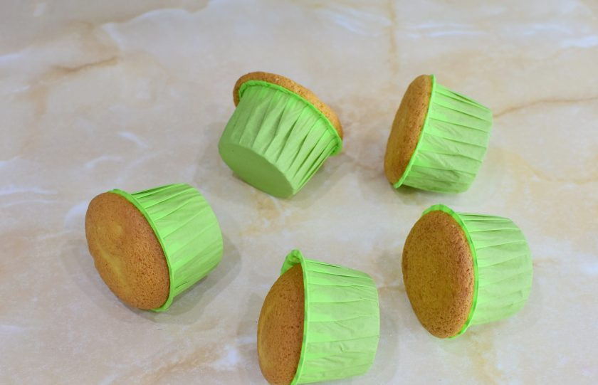 1. Этап. Ванильные кексы с кремом: Выпекайте кексы при 180 градусах, примерно, 20-30 минут. Ориентируйтесь по своей духовке. Готовые кексы немного увеличатся в размере и станут золотистого цвета. Остудите их.