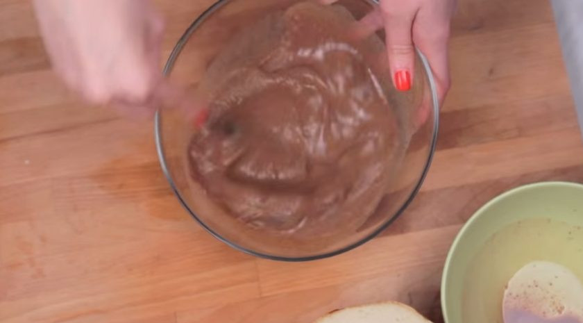 1. Этап. Шоколадные тосты: 3. Яйца взбейте с сахаром и ванилином с помощью венчика и добавьте к ним слегка охлажденное какао (его необходимо перед этим процедить через сито).