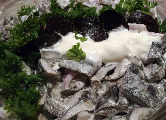 1. Этап. Соленые грузди в сметане: При подаче на стол присыпаем зеленью. Приятного аппетита!