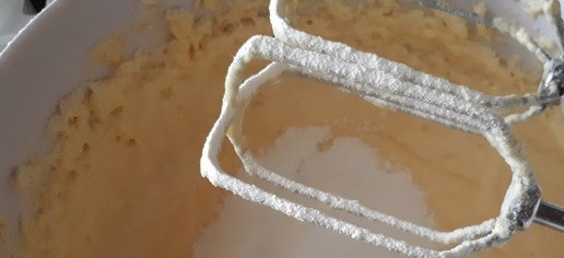 1. Этап. Мраморный кекс: Ввести муку с разрыхлителем в маслянную смесь, чередуя с молоком. Быстро взбить на средних оборотах миксера.