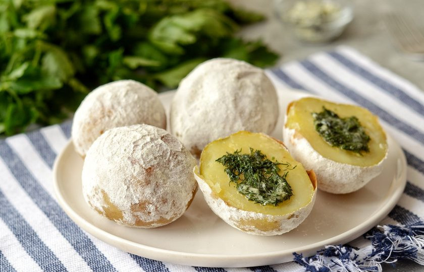 1. Этап. Картофель как на костре: Перед подачей разрежьте картофель пополам, на каждую половинку выложите масло с травами. Картофель как на костре готов, приятного аппетита!