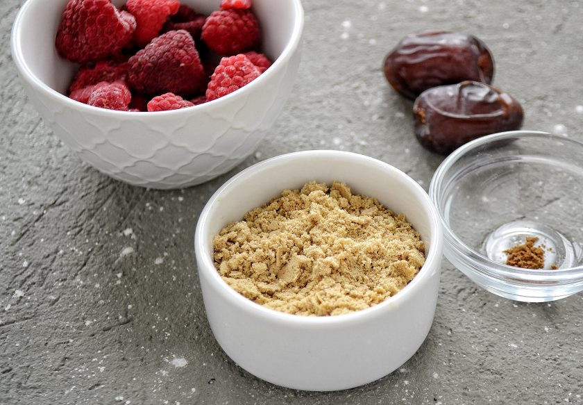 1. Этап. Напиток из льняного семени: Измельчите в кофемолке льняные семечки.