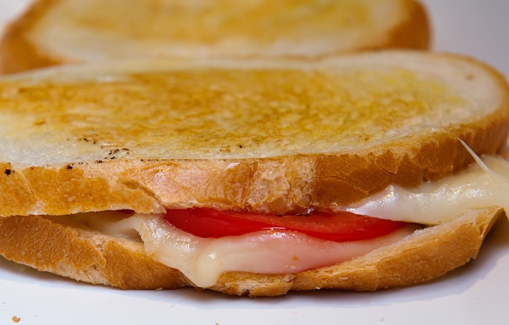 1. Этап. Горячий бутерброд на сковороде: 6. Горячий бутерброд на сковороде будет готов, когда сыр расплавится, а хлеб станет хрустящим и золотисто-коричневым. Приятного аппетита!