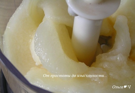 1. Этап. Торт Дыня и лимон: Приготовьте дынный бисквит. Мякоть дыни поместите в чашу блендера.