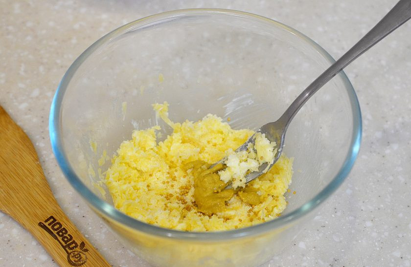 1. Этап. Горчичное печенье: 4. Добавьте горчицу и соль, перемешайте.