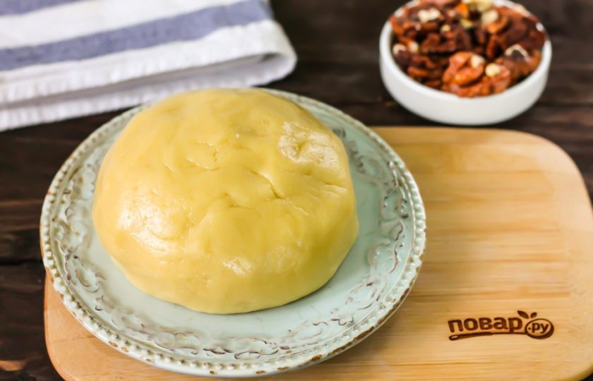 1. Этап. Печенье с грецкими орехами: Выложите его на блюдце или тарелку, накройте пищевой пленкой и поместите в холодильник на 15 минут.