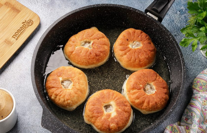 1. Этап. Дрожжевые беляши на воде: Обжарьте их до румяности на среднем огне, затем переверните и жарьте со второй стороны, накрыв сковороду крышкой, чтобы мясо хорошо прожарилось. В среднем уходит по 4 минуты на каждую сторону.