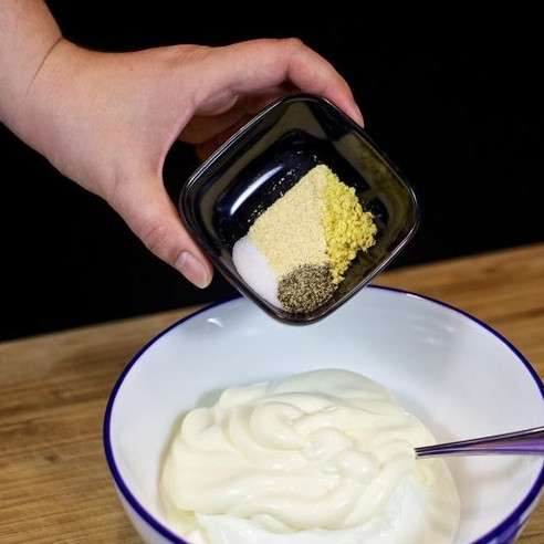 1. Этап. Дип из сыра фета: Добавляем соль и специи - например, черный молотый перец и чесночный порошок (можете добавлять свои любимые специи по вкусу).