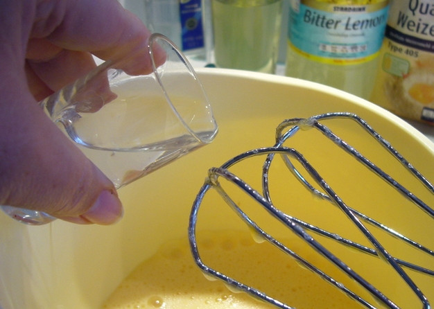 1. Этап. Сливочный кекс Водка с лимоном: Взбейте при помощи миксера сырые куриные яйца с сахаром и ванилином. Затем влейте водку и перемешайте.