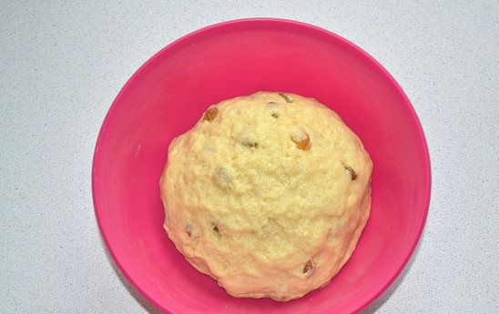 1. Этап. Тесто для куличей на сухих дрожжах: Готовое тесто оставьте в тепле подходить.