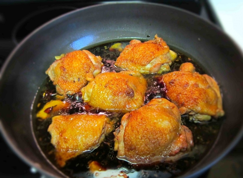 1. Этап. Куриные бедрышки в соевом соусе: Влейте смесь соевого соуса. Тушите на медленном огне в среднем около в течение 10 минут. Переверните куриные бедра и продолжайте тушить еще 10 минут ..