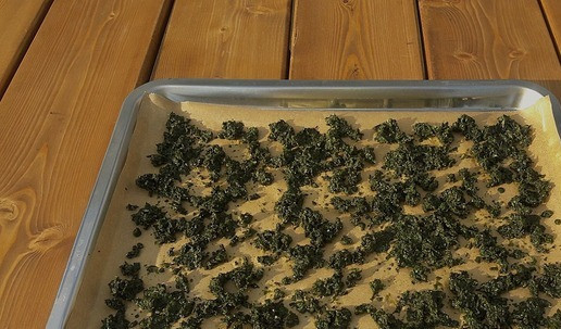 1. Этап. Черная соль базиликовая: Выкладываем смесь на противень, застеганный пекарской бумагой и просушиваем в духовке при температуре 80-90 градусов, в течении 2 часов при открытой дверце. Затем остужаем и перекладываем в герметично закрывающиеся банки.