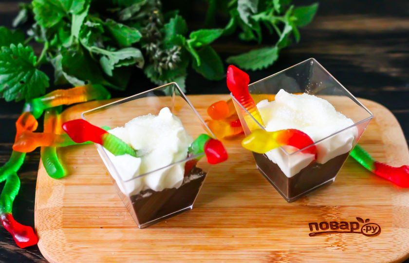 1. Этап. Десерт с червями и Орео на Хэллоуин: Добавьте сметану любой жирности или крем, если он есть у вас в наличии. Сметану присыпьте сахарным песком.