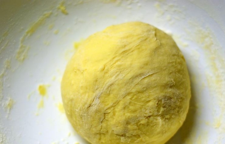 1. Этап. Домашние пельмени: Замешиваем комочек теста. Важно не переборщить с мукой!