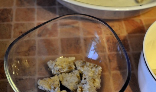 1. Этап. Десерт из хлебцев и винограда: В пиалы выложить хлебцы.