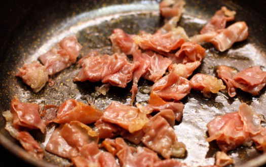 1. Этап. Карбонара с ветчиной: Обжариваем, но не сильно, на масле.