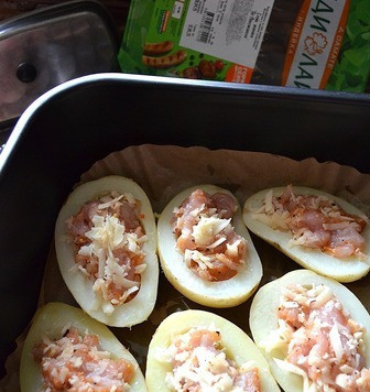 1. Этап. Картофельные лодочки с индейкой и сулугуни: Запекать в духовке, в аэрогриле или на решётке, на мангале, до мягкости картофеля.