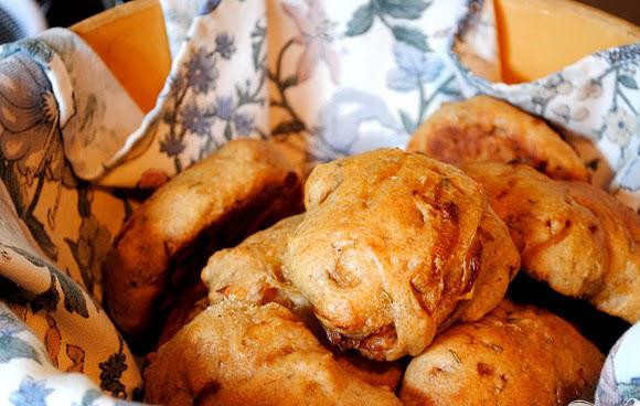 1. Этап. Хлеб с луком и розмарином: 6. Запекать в течение 18 - 20 минут до золотистого цвета. Смазать хлеб маслом в середине выпечки. Подавать хлеб теплым или комнатной температуры.