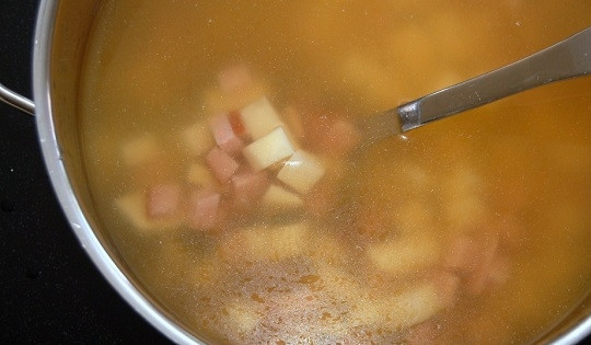 1. Этап. Суп с пореем и картофелем: 3. В кастрюлю с кипящим подсоленным бульоном или водой отправьте нарезанный кубиками картофель. Варите около 10-12 минут, после чего добавьте нарезанную ветчину.