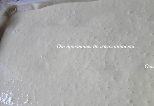 1. Этап. Рулет на сгущёнке с миндалём: Тесто перелейте на противень (у меня 24х35), застеленный бумагой для выпечки.