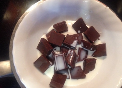 1. Этап. Бисквитный торт с масляным кремом: На водяной бане разогреваем молоко с шоколадом.