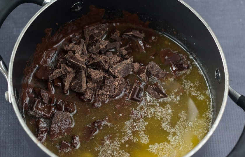 1. Этап. Конфеты на печенье: 2. Далее добавьте шоколад. Держите на огне, пока он не расплавится.