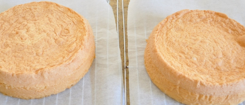 1. Этап. Бисквитный торт с творожной начинкой: 3. Вот такие красивые получаются бисквиты! Сразу духовку не открывайте, пусть прямо там остынут. А затем достаем, смазываем обильно полученным кремом половинки.