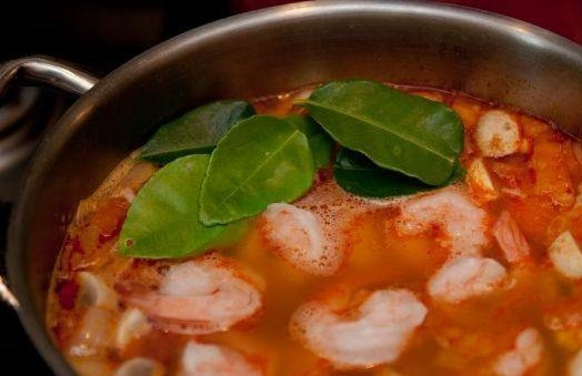 1. Этап. Суп Том ям с креветками: 3. По истечении времени чистим и моем креветки, отправляем их в кастрюлю, варим после закипания 7 минут, добавляем листья и сок (одного) лайма.