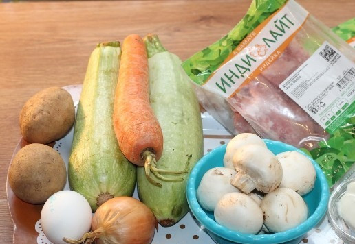 1. Этап. Индейка с грибами на овощной подушке: 1. Подготовим ингредиенты. Овощи очищаем.