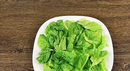 1. Этап. Простой рецепт Цезаря с курицей: А пока займитесь сборкой салата. На тарелку выложите промытые листья салата.