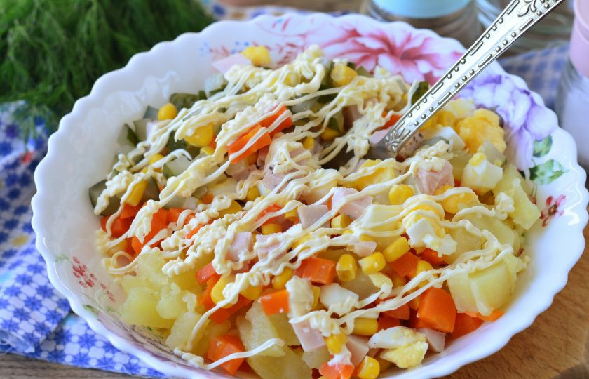 1. Этап. Салат с бужениной и кукурузой: Салат посолите и поперчите по вкусу, полейте майонезом и перемешайте.