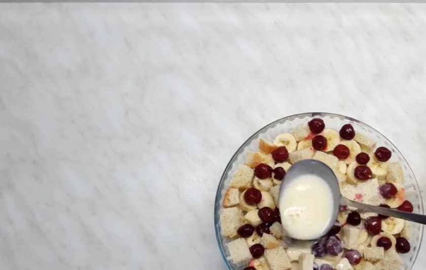 1. Этап. Запеканка из черствого пасхального кулича: 3. Сверху выложите нарезанные бананы и снова кусочки кулича. Выложите вишню, полейте заливкой. Накройте запеканку фольгой, выпекайте в разогретой до 200 градусов духовке примерно 45 минут.