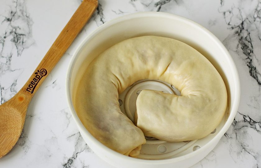 1. Этап. Ханум в мультиварке: Потяните рулет немного руками, чтобы он увеличился и тесто стало еще чуть тоньше. Затем аккуратно переложите в смазанную маслом специальную чашу для приготовления на пару.