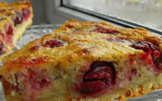 1. Этап. Заливной пирог с вишней: Запекайте в духовке при 180 градусах в течение 45 минут. После того, как пирог остыл, можете наслаждаться его вкусом!