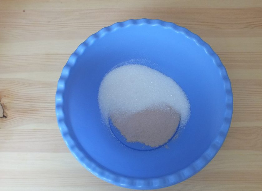 1. Этап. Зефир из персиков: В отдельной чаше смешайте пектин и 50 грамм сахара.