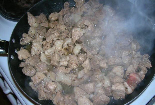 1. Этап. Азу с картошкой: 1. Рецепт приготовления азу с картошкой следует начать с мяса. Свинину или говядину вымыть, просушить и нарезать небольшими кусками. На сковороду налить растительное масло и разогреть. Отправить туда мясо и обжарить до золотистого цвета и корочки.