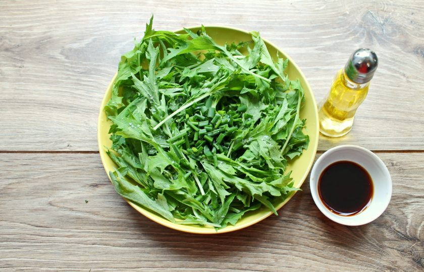 1. Этап. Салат из одуванчиков по-китайски: Заправьте салат растительным маслом, соевым соусом и перемешайте. При необходимости салат посолите.