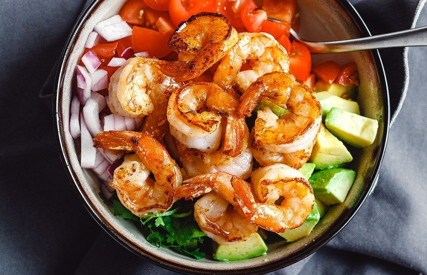 1. Этап. Салат с креветками, авокадо и помидорами: 3. Затем перемешайте авокадо, креветки, помидоры, лук и кинзу.