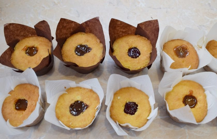 1. Этап. Капкейки для любимого: Удалите в кексах сердцевину и наполните любой начинкой. Для этого можно использовать любой джем, варенье, карамель, шоколад.