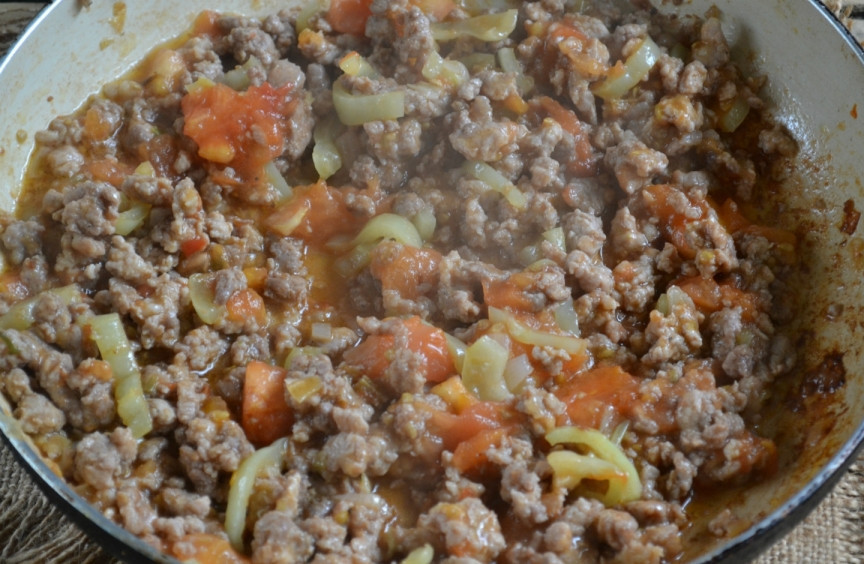 1. Этап. Лазанья с фаршем в духовке: Начинка для лазаньи готова. Не забудьте посолить её и поперчить.