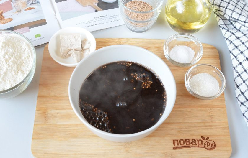 1. Этап. Рецепт хлеба с солодом: Залейте стаканом кипятка и остудите до температуры 38-40 градусов.