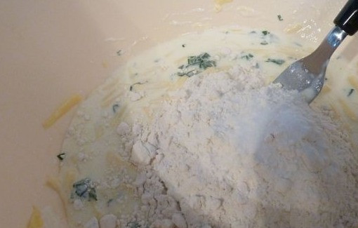 1. Этап. Капустные оладьи в духовке: 4. Измельчить свежую зелень и добавить в тесто. Выложить остывшую капусту и постепенно всыпать муку.