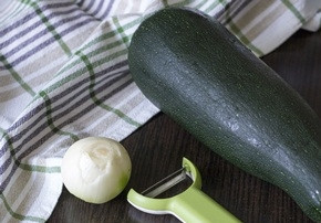 1. Этап. Постные котлеты из кабачков: 1. Для начала снимаем кожуру с кабачка.